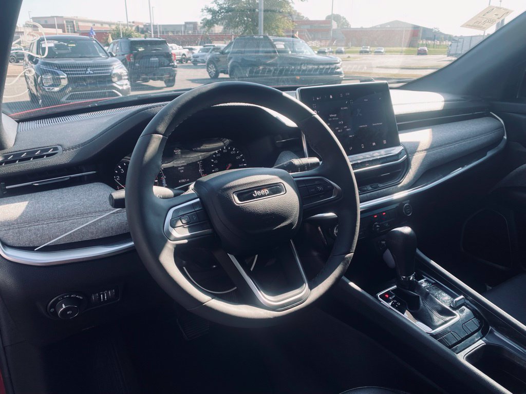 Used 2023 Jeep Compass Latitude AWD/4WD image 12
