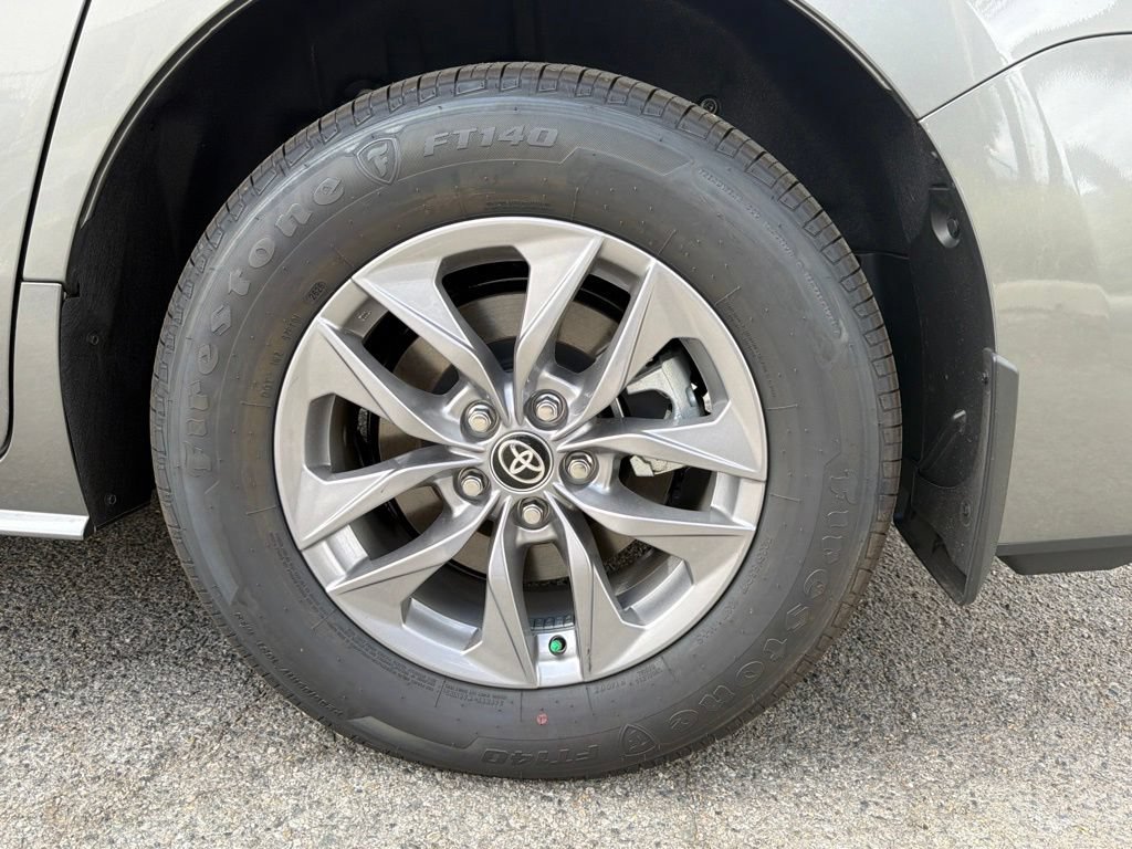 Used 2026 Toyota Sienna XLE FWD image 14