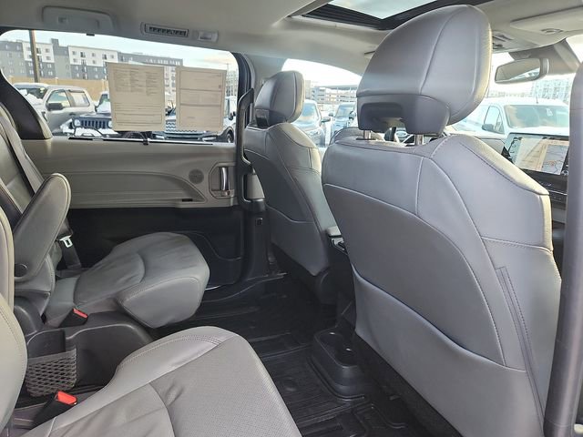 Used 2021 Toyota Sienna Limited image 29