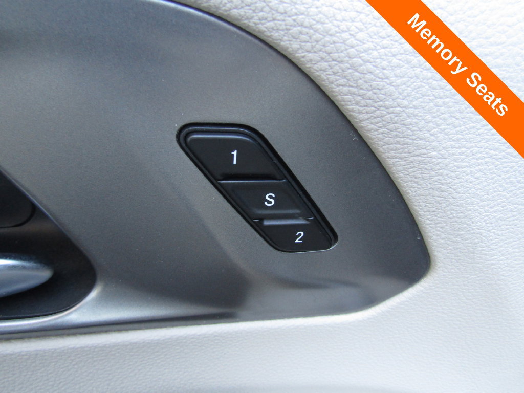 Used 2023 Chrysler Pacifica Touring-L FWD image 6