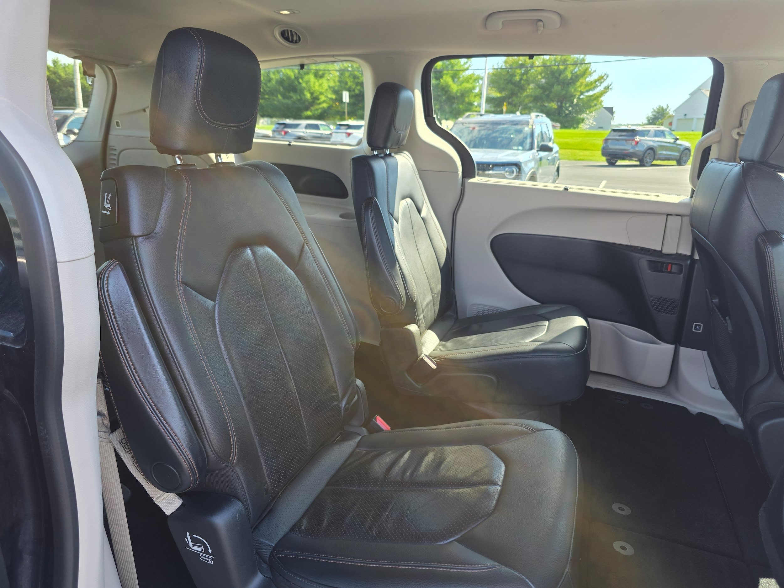 Used 2020 Chrysler Pacifica Touring-L FWD image 10