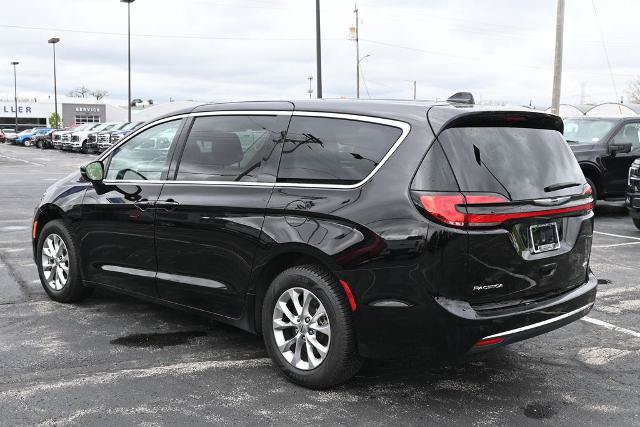 Used 2024 Chrysler Pacifica Touring-L AWD/4WD image 11
