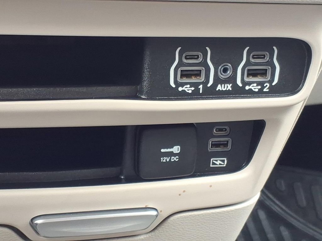 Used 2022 Chrysler Pacifica Touring-L FWD image 22