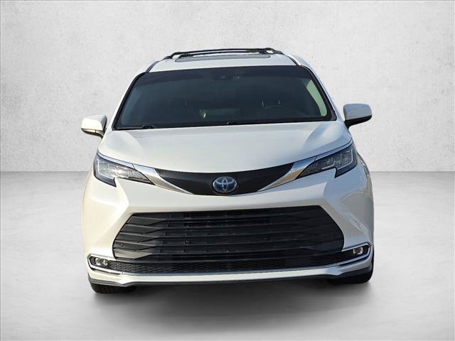 Used 2022 Toyota Sienna XLE FWD image 2