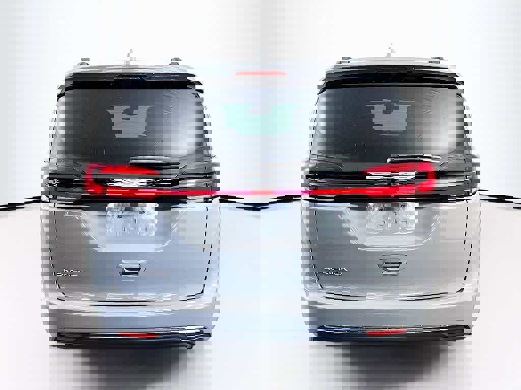 Used 2022 Chrysler Pacifica Touring-L image 4