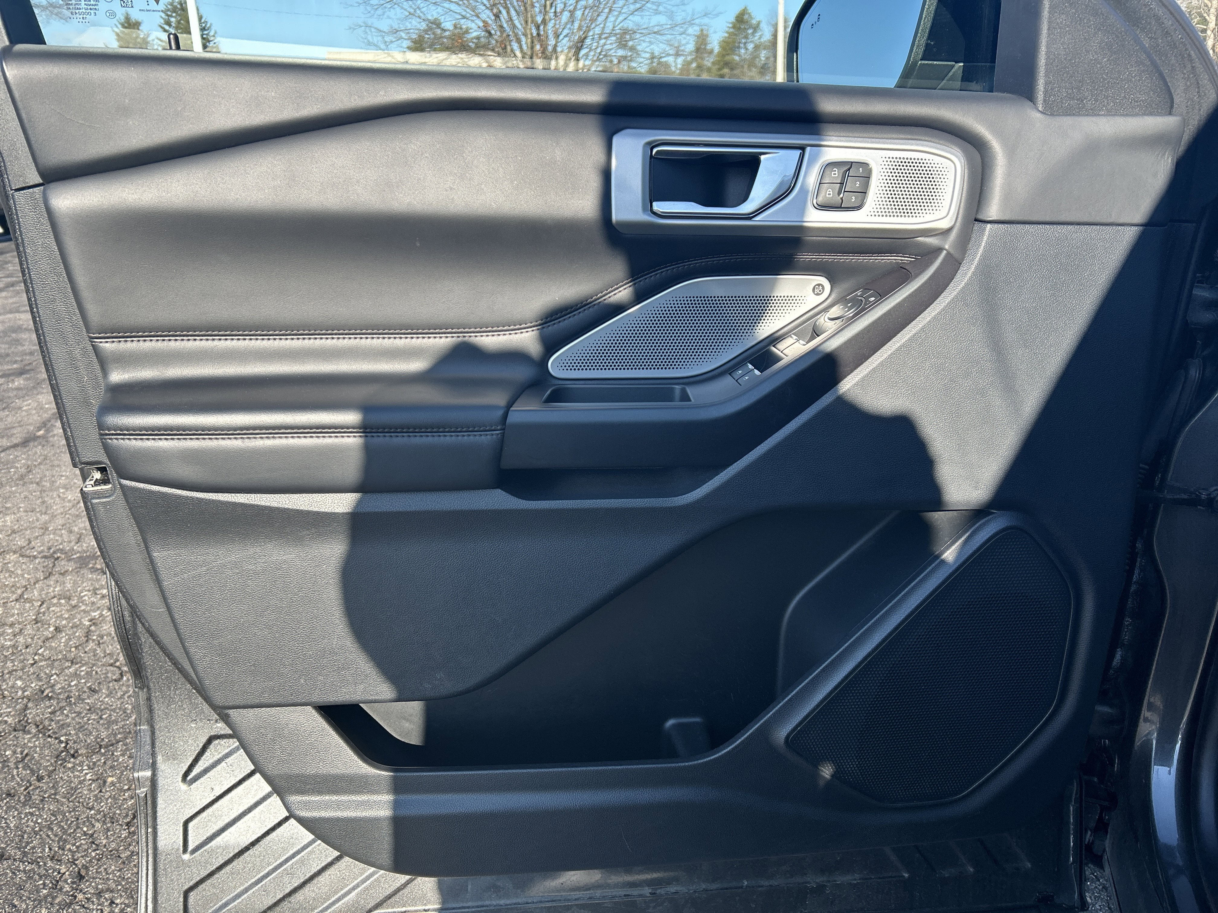 Certified 2020 Ford Explorer Platinum w/ Premium Technology Package image 15