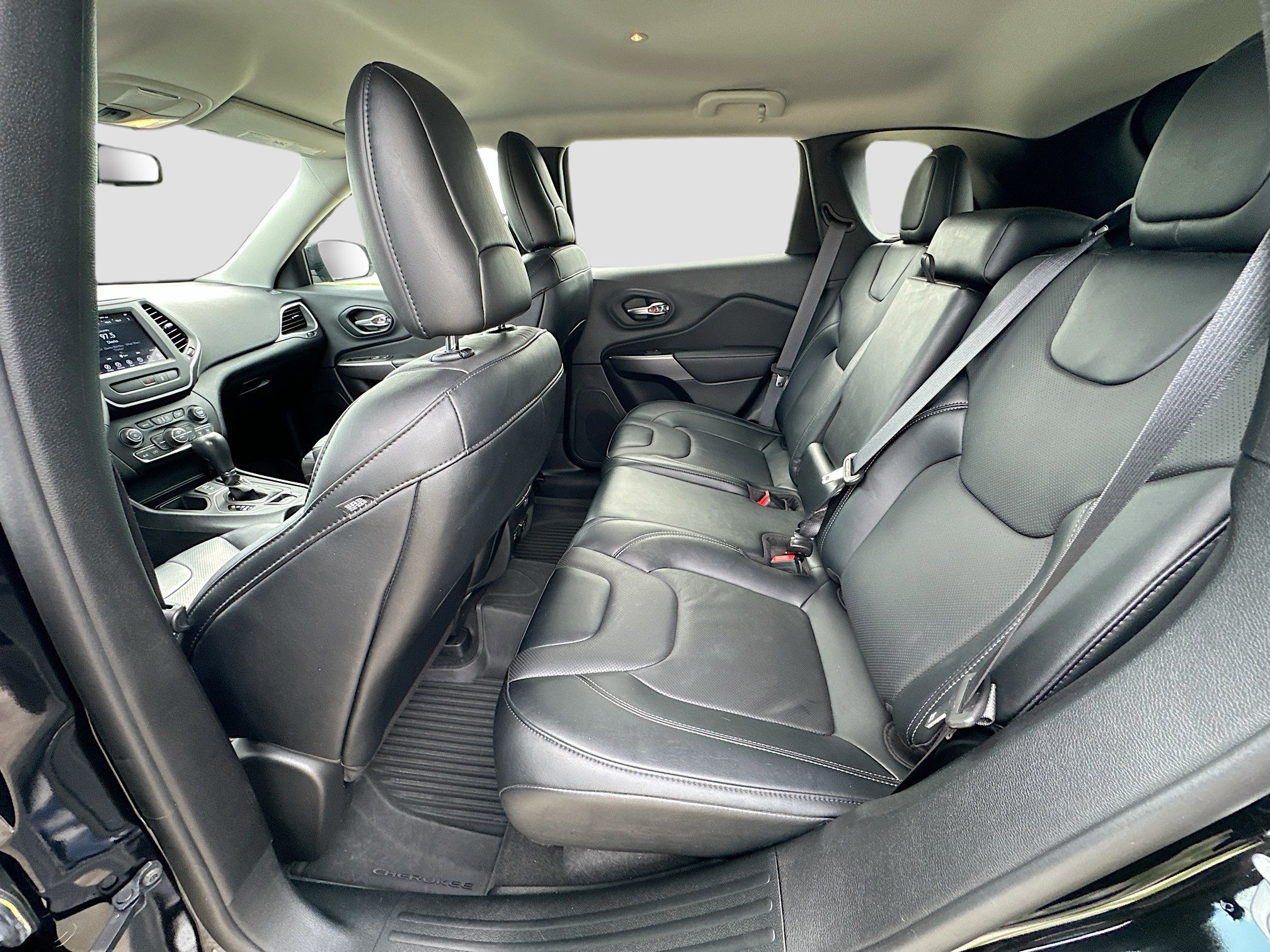 Used 2022 Jeep Cherokee Latitude Lux w/ Mopar Interior Package FWD image 21