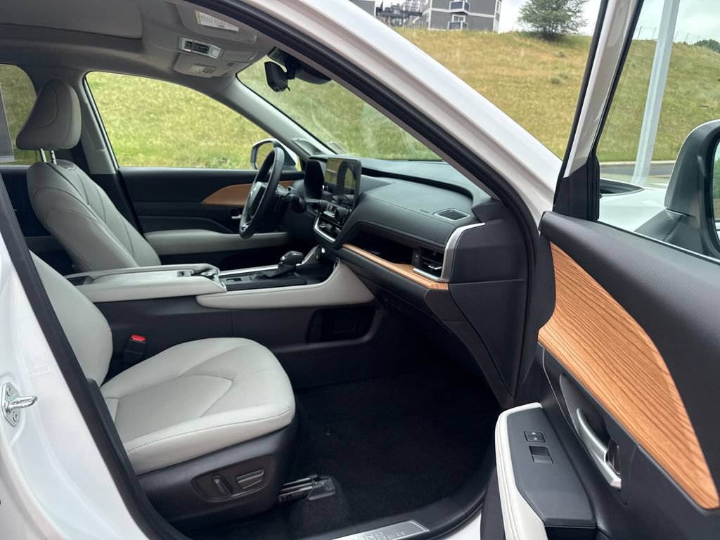 Used 2026 Toyota Grand Highlander AWD image 31