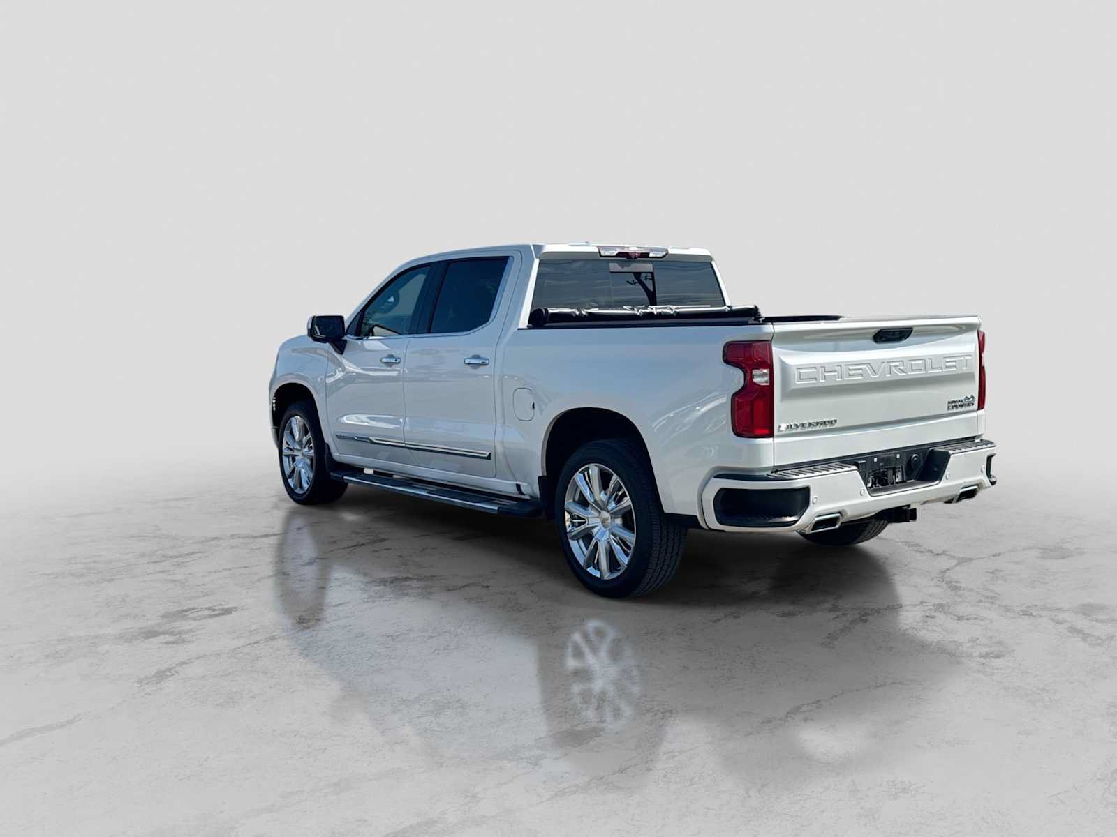Used 2024 Chevrolet Silverado 1500 High Country w/ High Country Premium Package AWD/4WD image 4