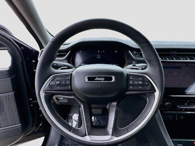 Used 2023 Jeep Grand Cherokee Limited w/ Black Appearance Package AWD/4WD image 10