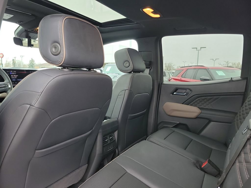 Used 2024 GMC Canyon Denali image 15
