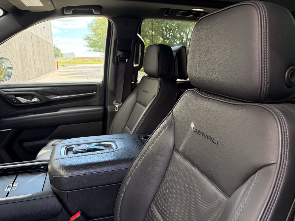 Used 2021 GMC Yukon Denali w/ Denali Premium Package AWD/4WD image 11