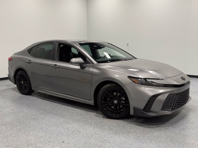 Used 2025 Toyota Camry SE FWD image 3