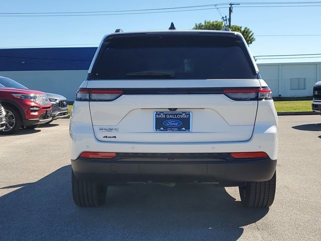 Used 2023 Jeep Grand Cherokee Altitude image 3