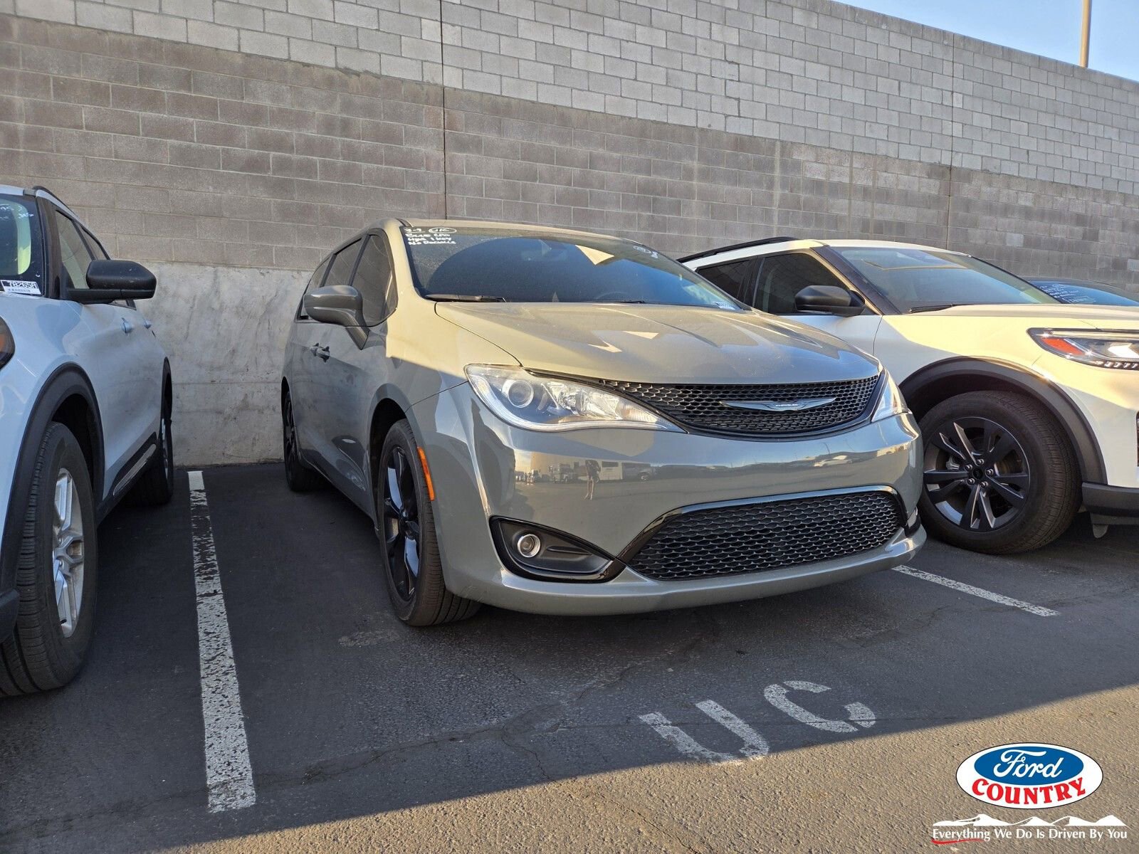 Used 2020 Chrysler Pacifica Touring w/ S Appearance Package image 1