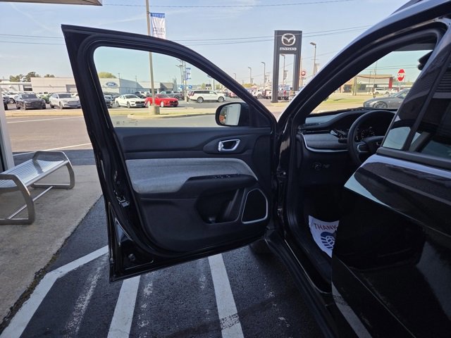 Used 2024 Jeep Compass Latitude image 10