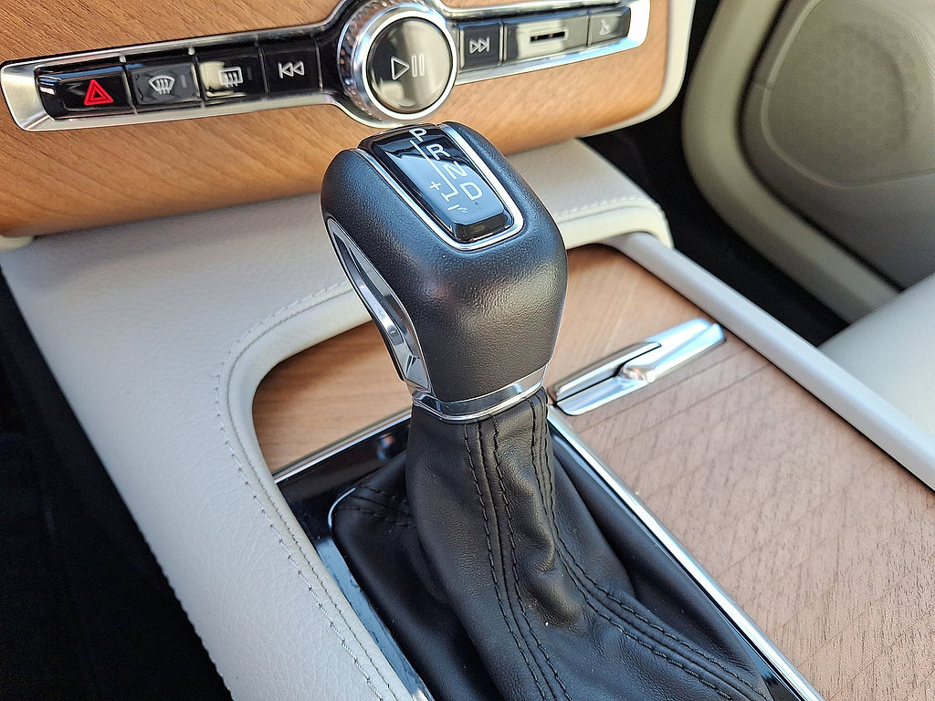 Used 2022 Volvo XC90 T6 Momentum w/ Climate Package AWD/4WD image 18