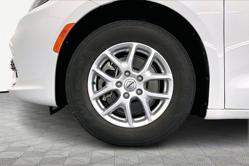 Used 2023 Chrysler Pacifica Touring-L image 11