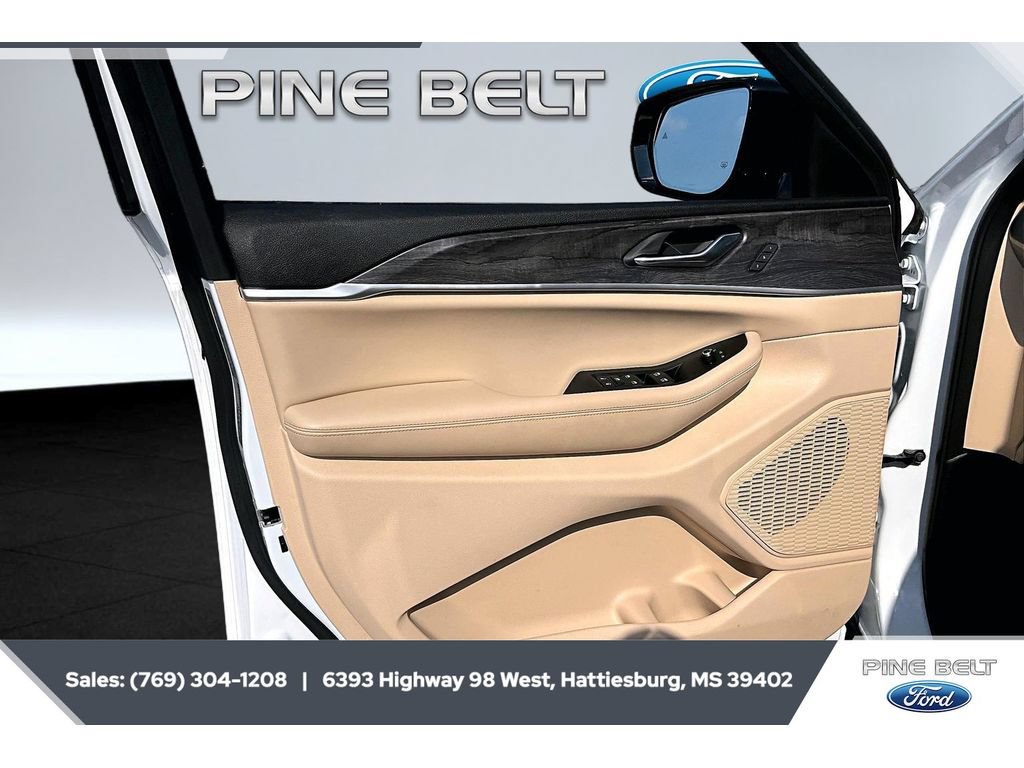 Used 2025 Jeep Grand Cherokee L Limited w/ Luxury Tech Group II RWD image 17