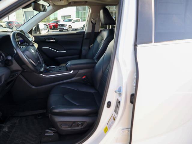 Used 2023 Toyota Highlander XLE FWD image 2