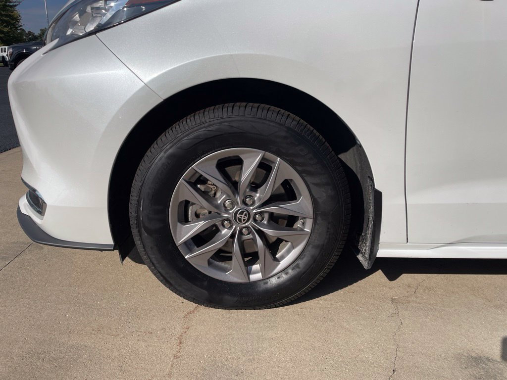 Used 2023 Toyota Sienna XLE AWD/4WD image 17