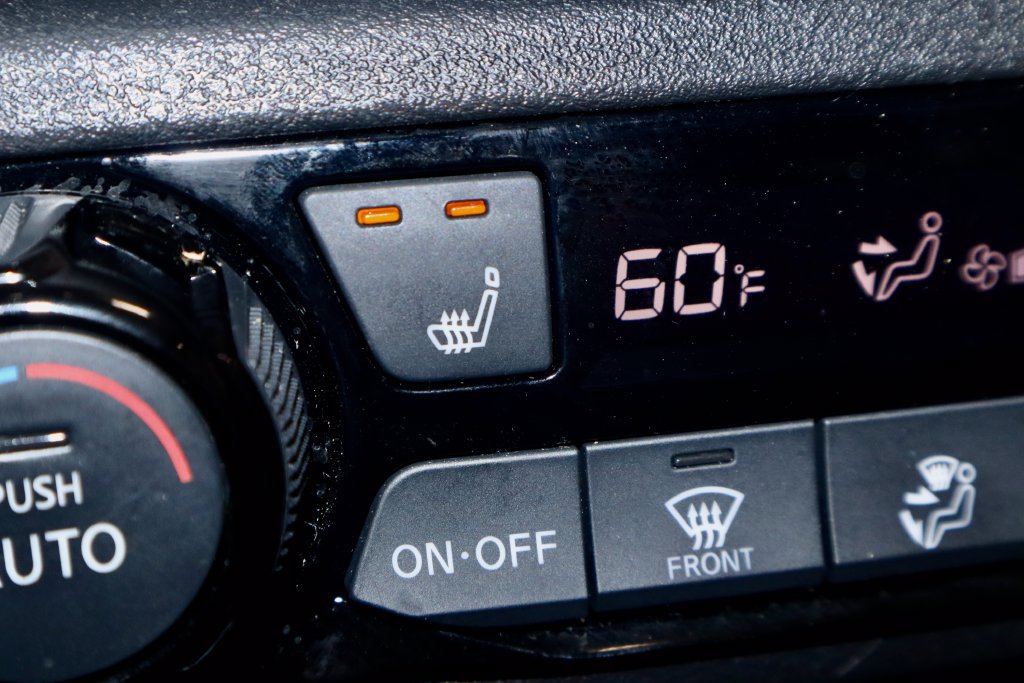 Used 2024 Nissan Kicks SR w/ SR Premium Package FWD image 4