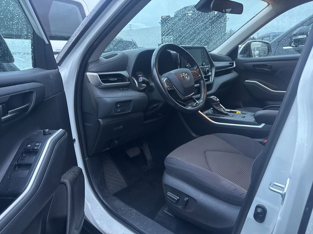 Used 2021 Toyota Highlander LE image 6