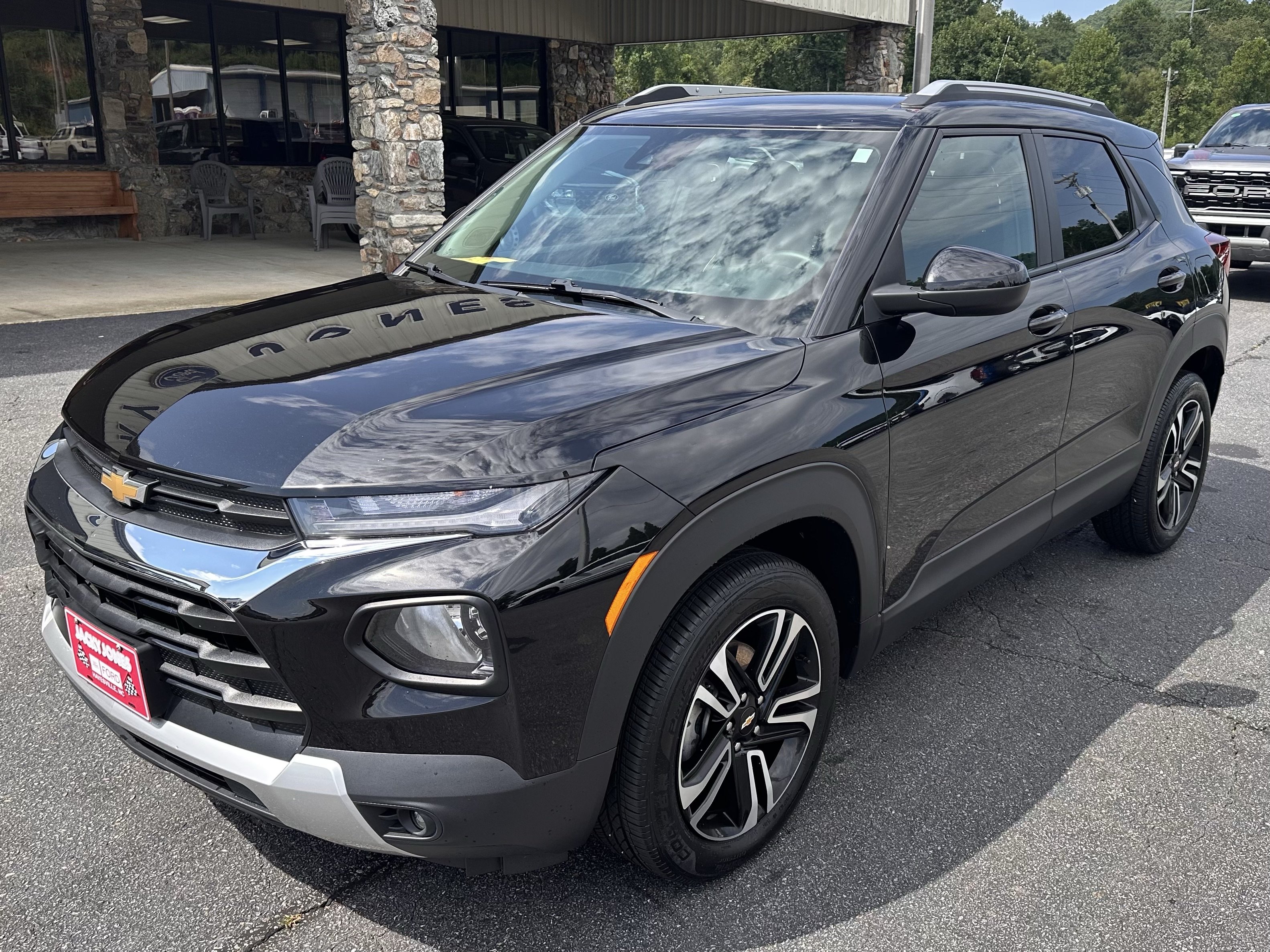 Used 2021 Chevrolet TrailBlazer LT AWD/4WD image 2