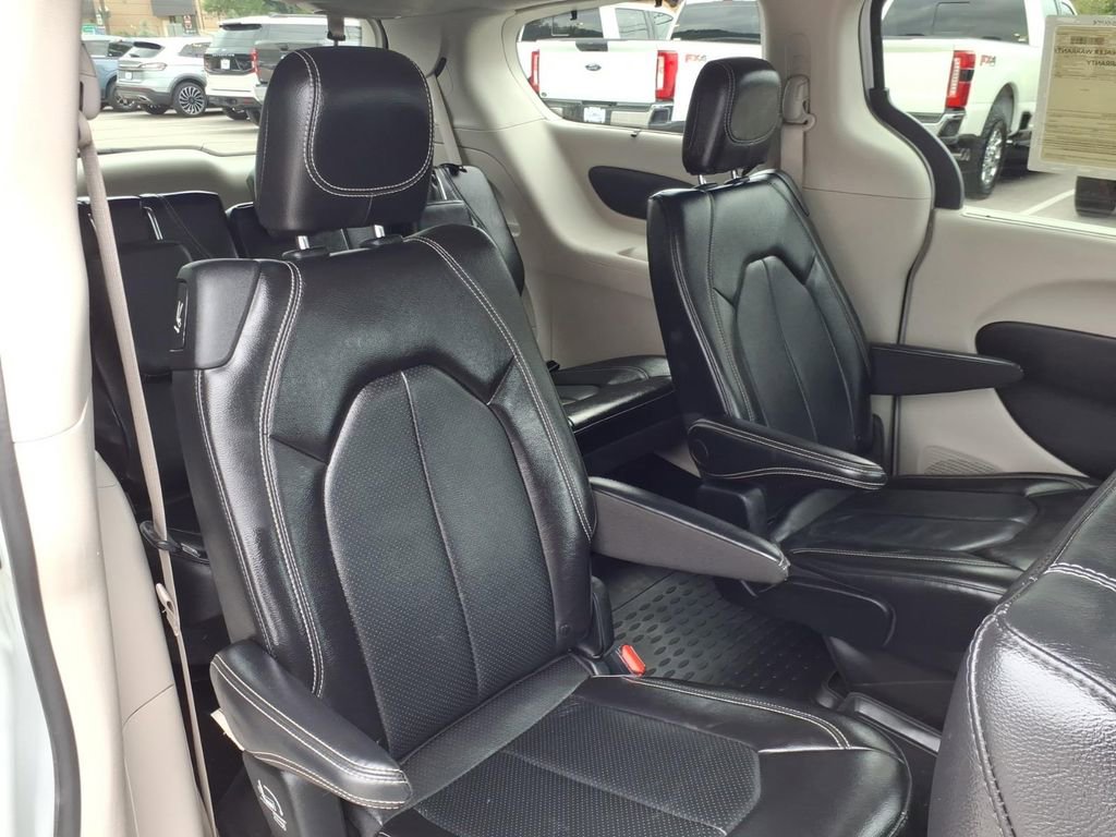 Used 2022 Chrysler Pacifica Touring-L FWD image 6