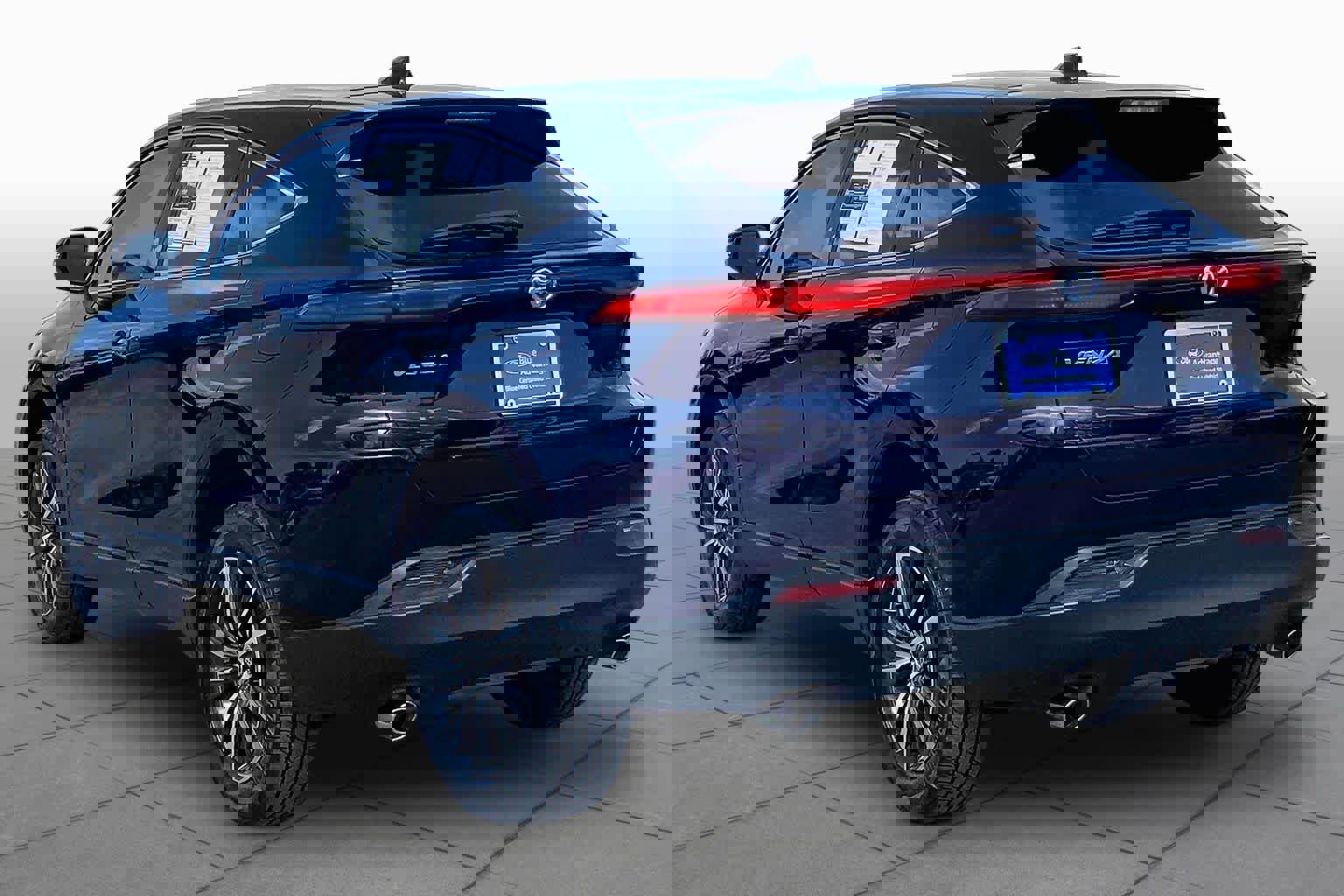 Used 2024 Toyota Venza LE AWD/4WD image 4