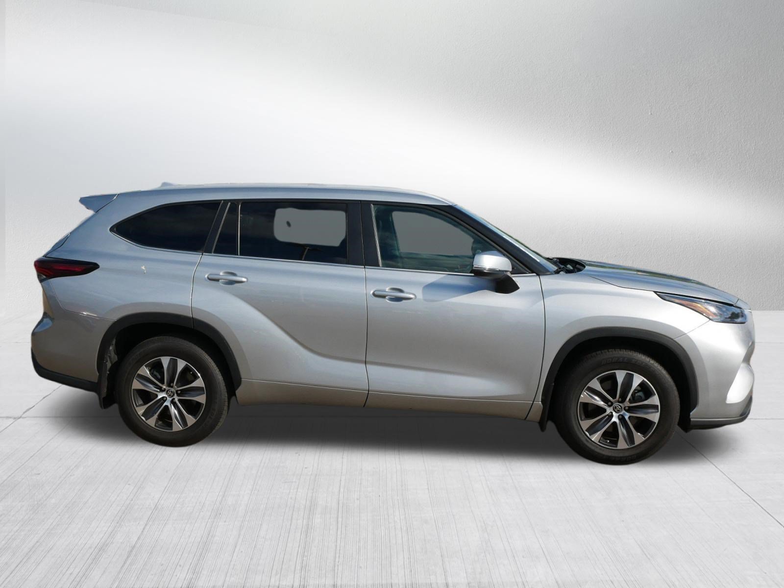 Used 2024 Toyota Highlander XLE AWD/4WD image 8