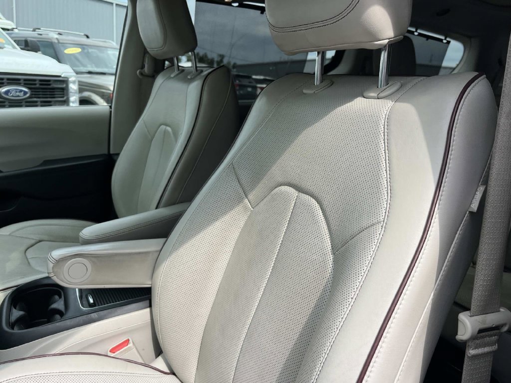 Used 2020 Chrysler Pacifica Limited FWD image 35