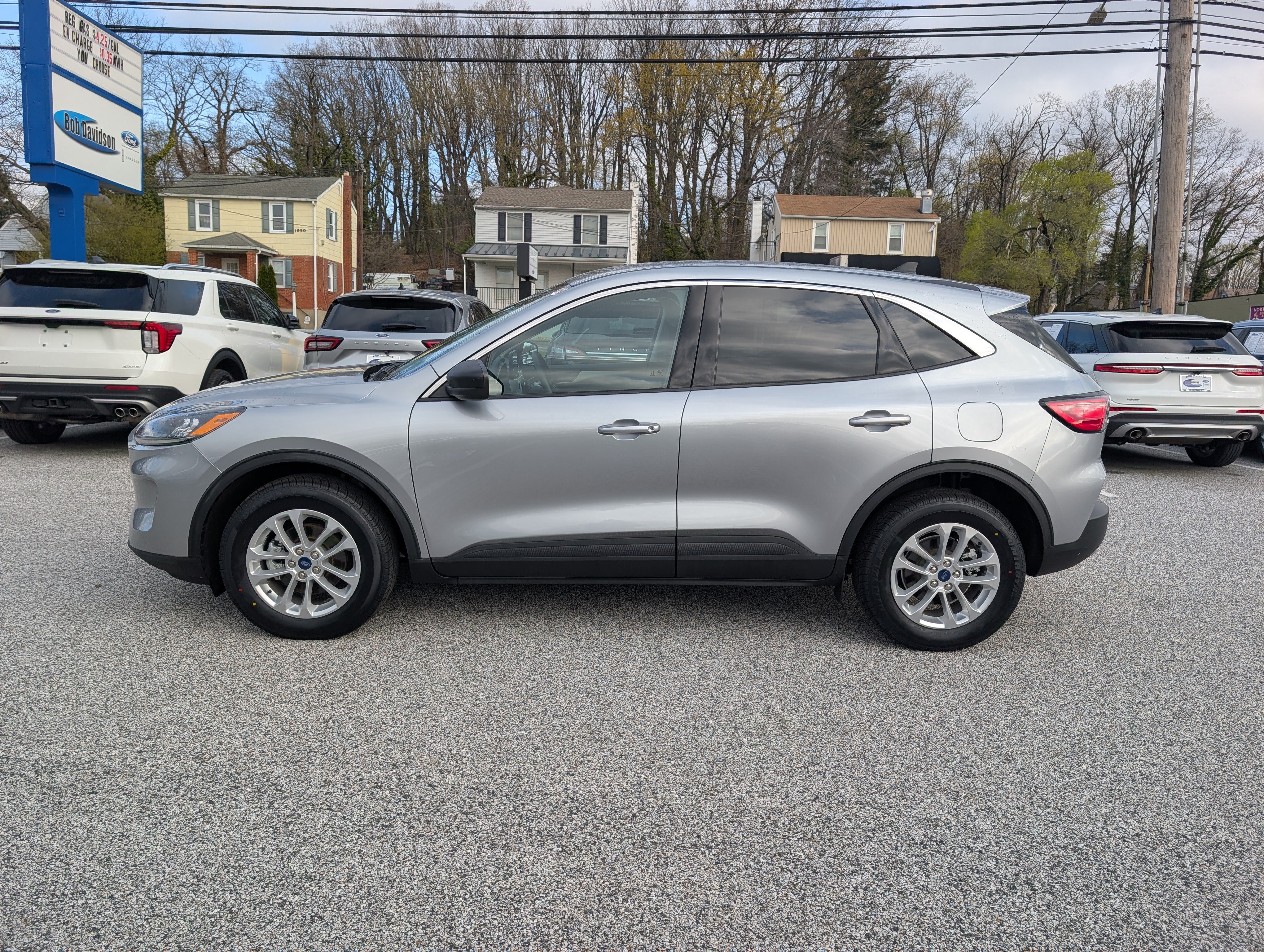 Certified 2022 Ford Escape SE w/ Cold Weather Package AWD/4WD image 3