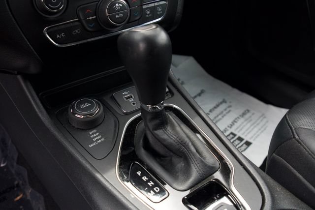Used 2022 Jeep Cherokee Limited AWD/4WD image 24