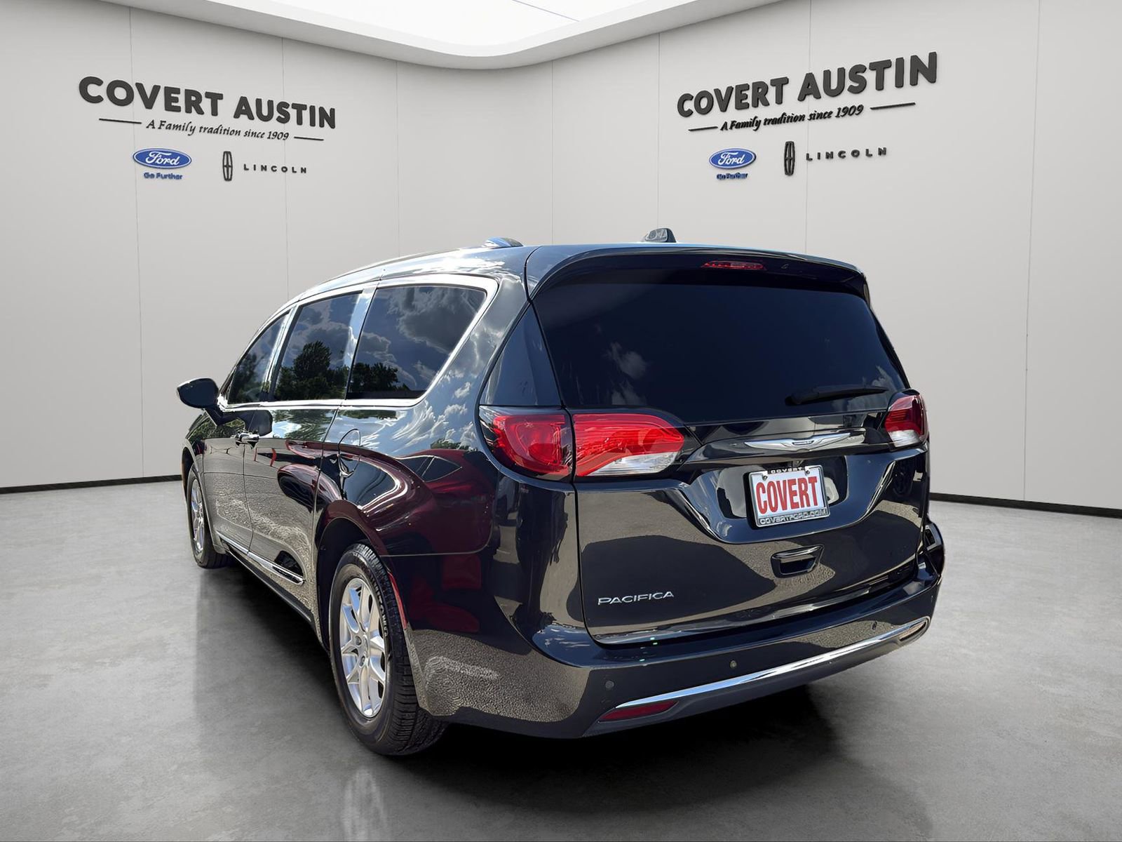 Used 2020 Chrysler Pacifica Touring-L FWD image 3