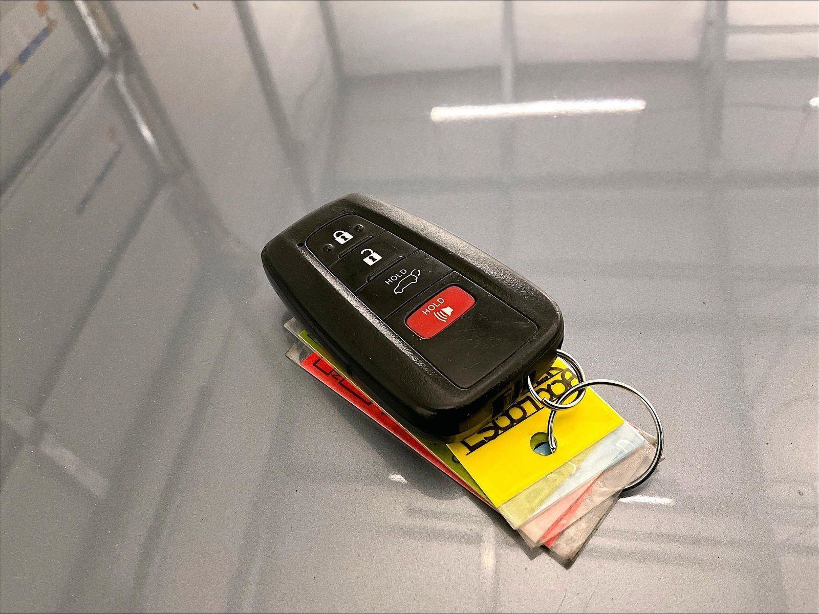 Used 2020 Toyota Highlander XLE AWD/4WD image 9