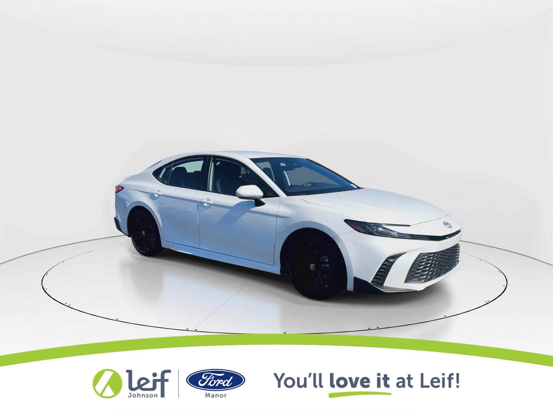 Used 2025 Toyota Camry SE image 2