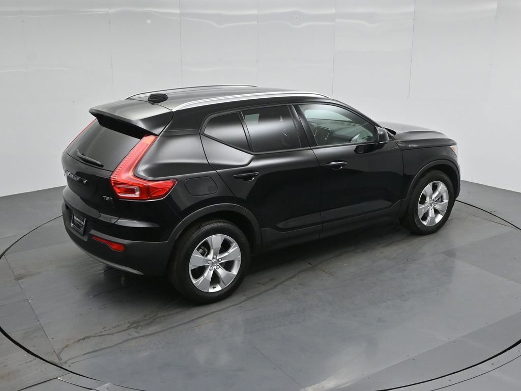 Used 2022 Volvo XC40 T5 Momentum image 38