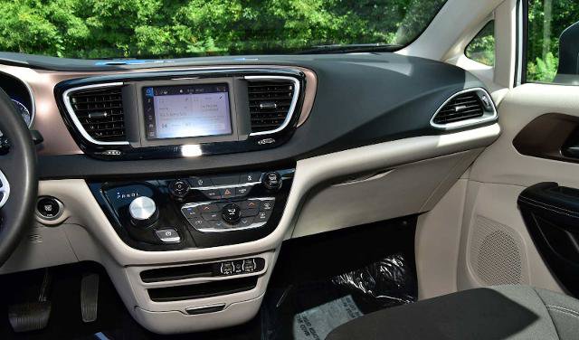 Used 2022 Chrysler Voyager LX FWD image 18
