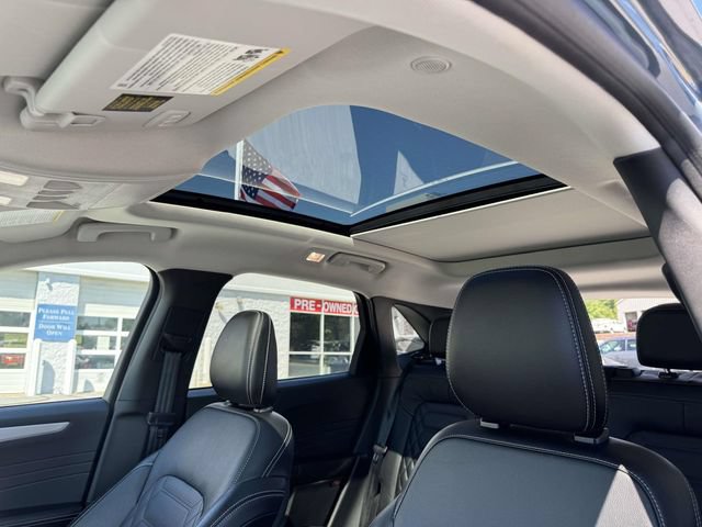 Certified 2023 Ford Escape SE w/ PHEV Premium Package FWD image 18