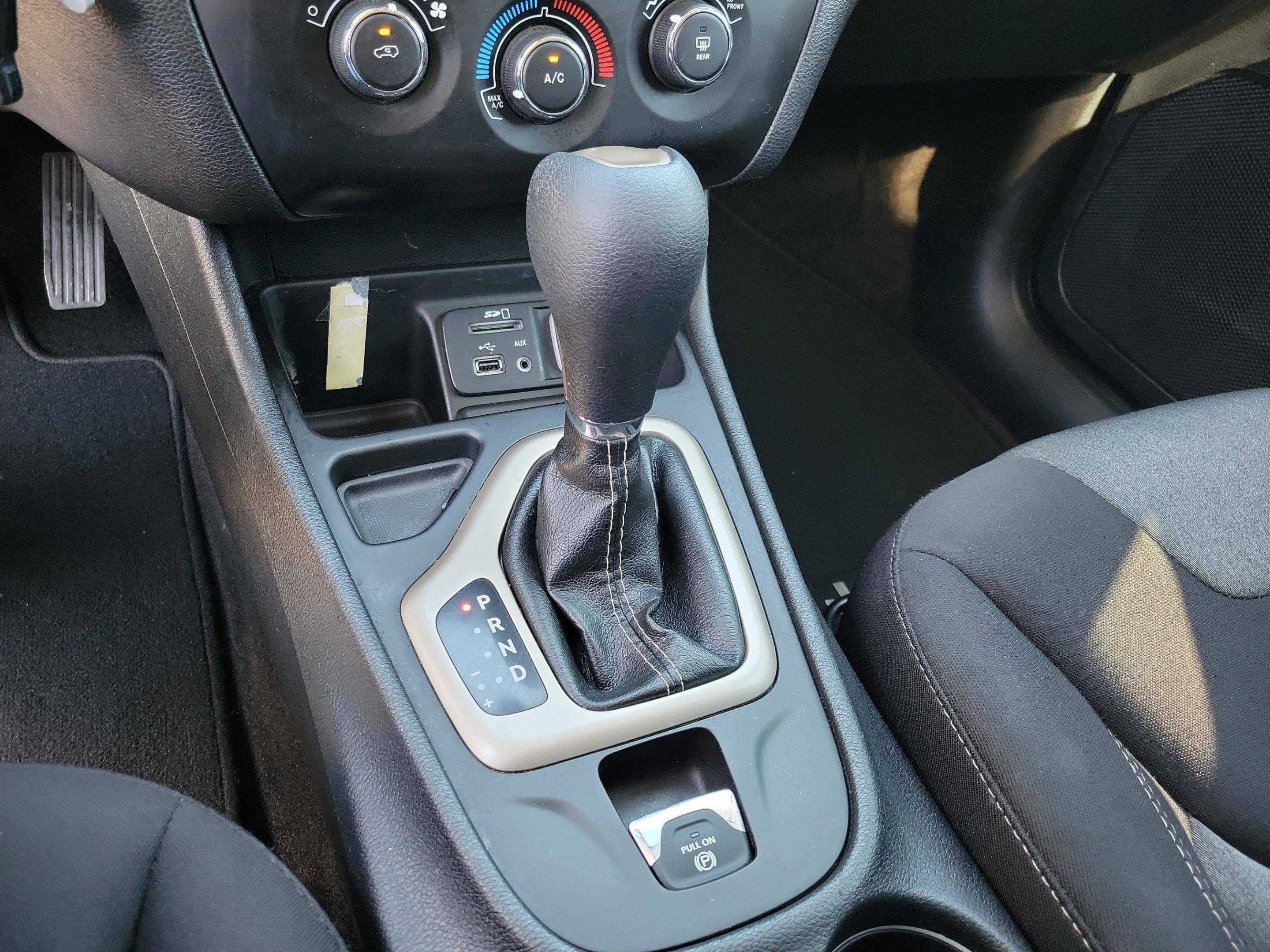 Used 2018 Jeep Cherokee Latitude w/ Altitude Package image 18