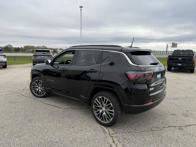 Used 2022 Jeep Compass Limited w/ Elite Group AWD/4WD image 7