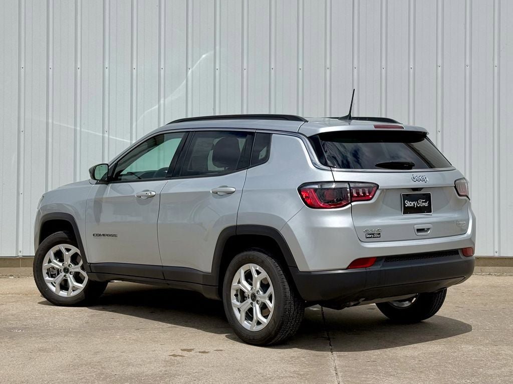 Used 2025 Jeep Compass Latitude AWD/4WD image 4