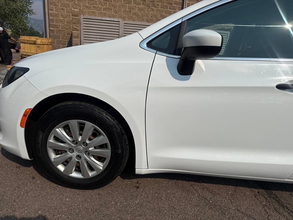 Used 2020 Chrysler Voyager L FWD image 34
