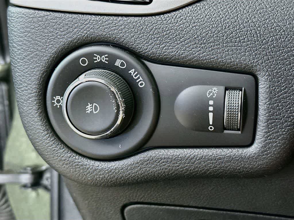 Used 2019 Jeep Cherokee Latitude w/ Popular Appearance Group FWD image 25