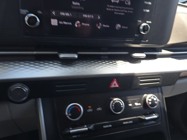 Used 2024 Kia Carnival LX FWD image 13