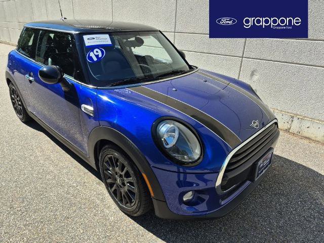 Used 2019 MINI Cooper 2-Door Hardtop w/ Signature Upholstery Package image 1