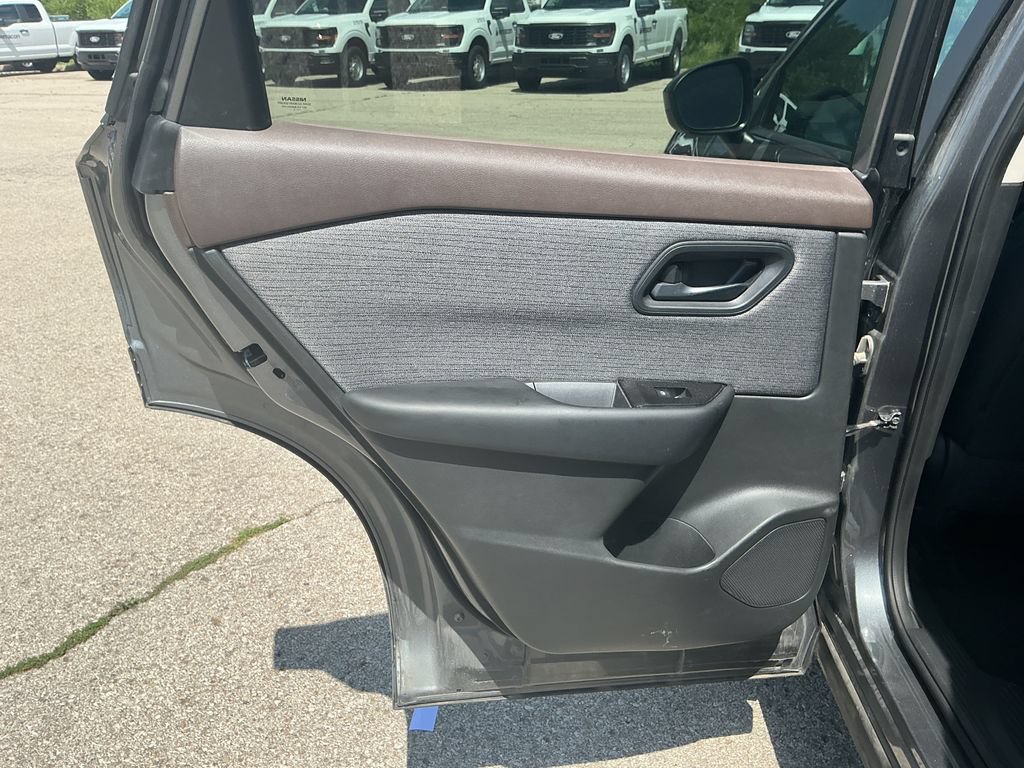 Used 2023 Nissan Rogue S AWD/4WD image 14