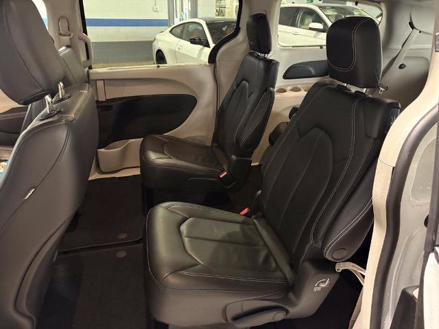 Used 2022 Chrysler Pacifica Touring-L FWD image 29