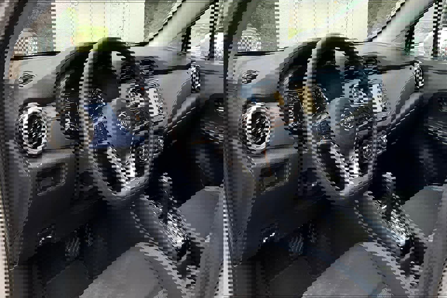 Used 2023 Nissan Versa SV image 8